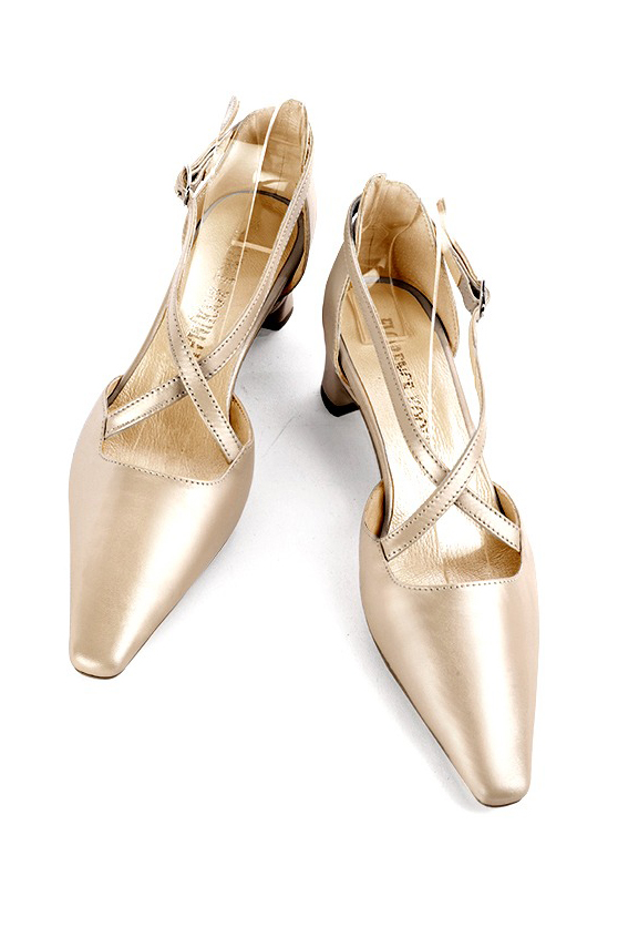 Women's gold open side dress shoes, with crossed straps. Tapered toe. Low kitten heels - Top view
